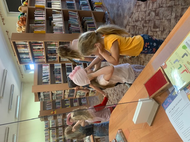 Filię Biblioteki Publicznej w Kaczanowie odwiedziła klasa 0 a i b 