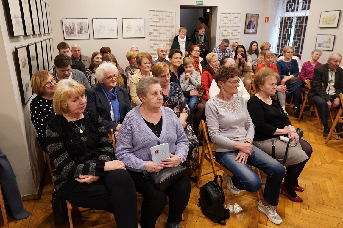 wystawa prac pani Teresy Tomys, połączoną z wieczorkiem poetyckim „Malowane słowem”