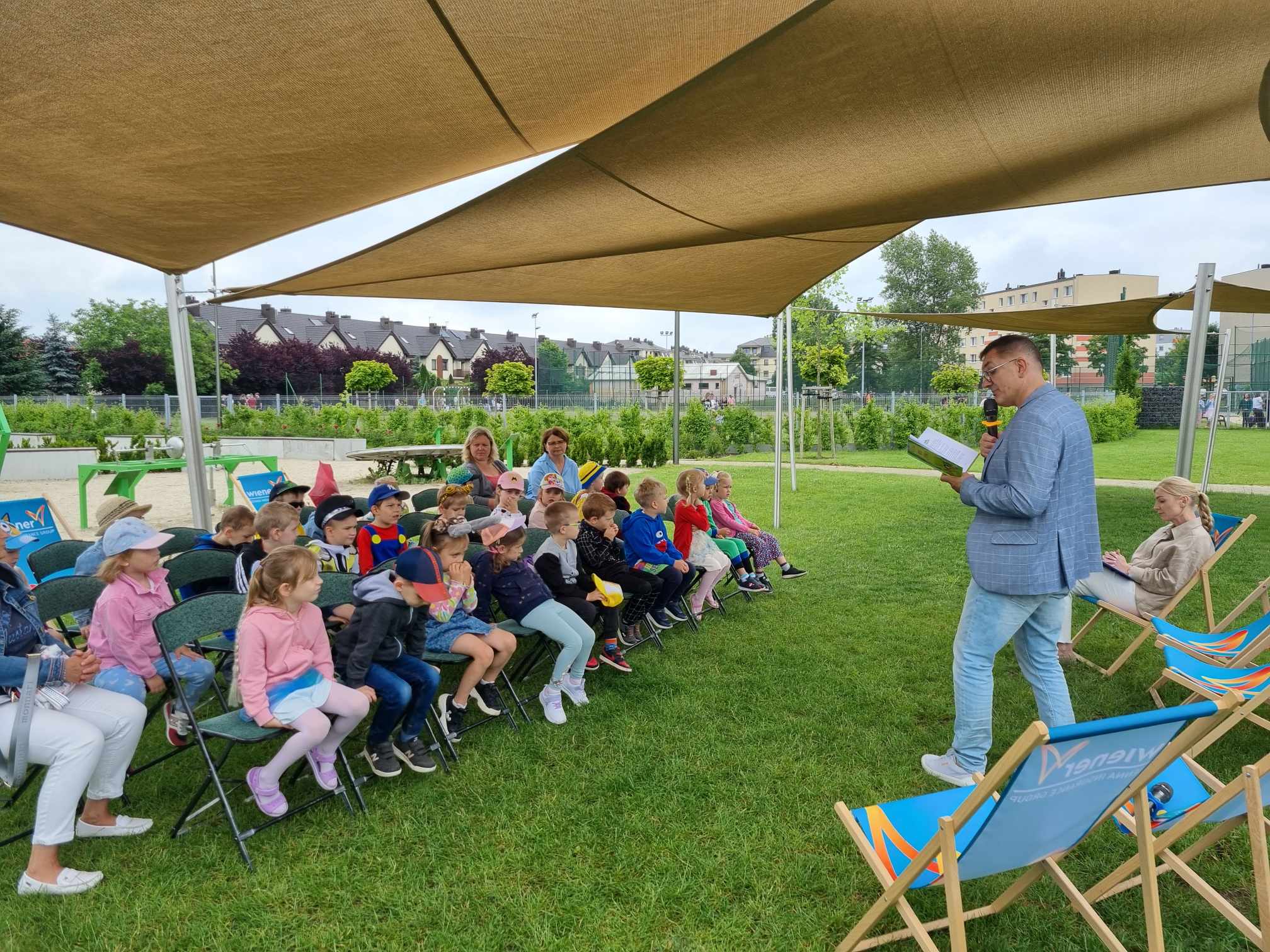 Czytanie na polanie wśród pięknej roślinności w Centrum Edukacji Ekologicznej najmłodszym przedszkolakom