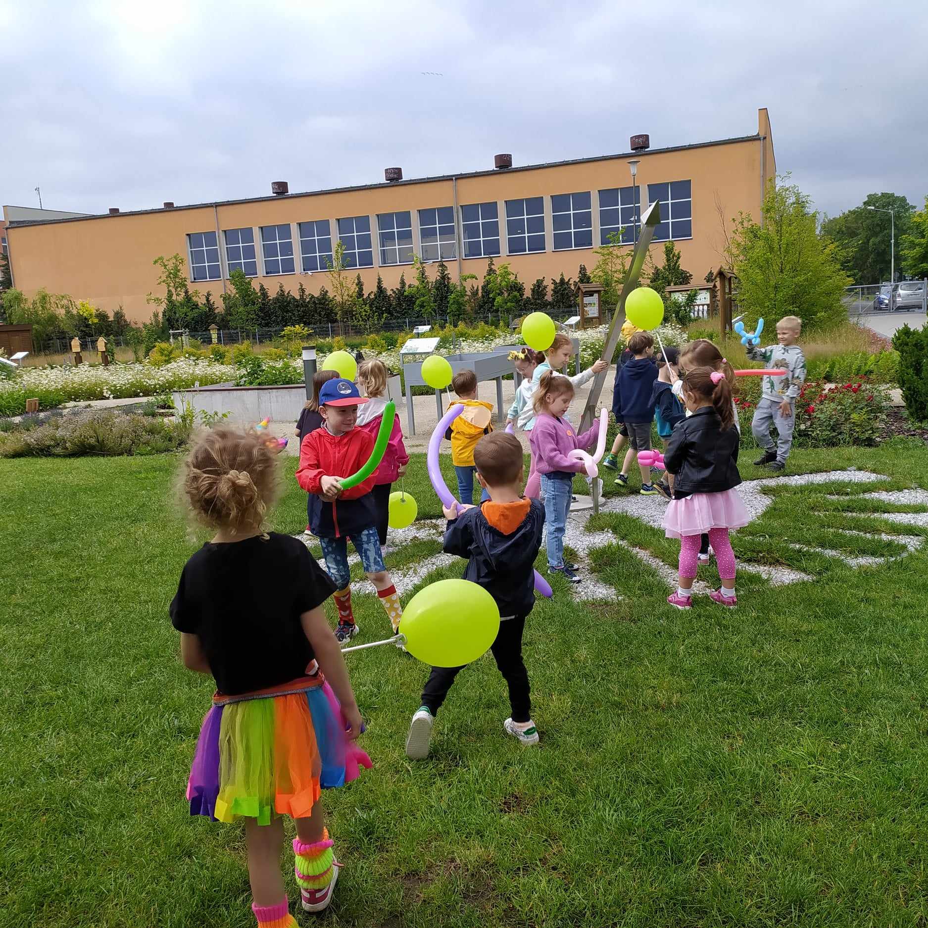 Czytanie na polanie wśród pięknej roślinności w Centrum Edukacji Ekologicznej najmłodszym przedszkolakom