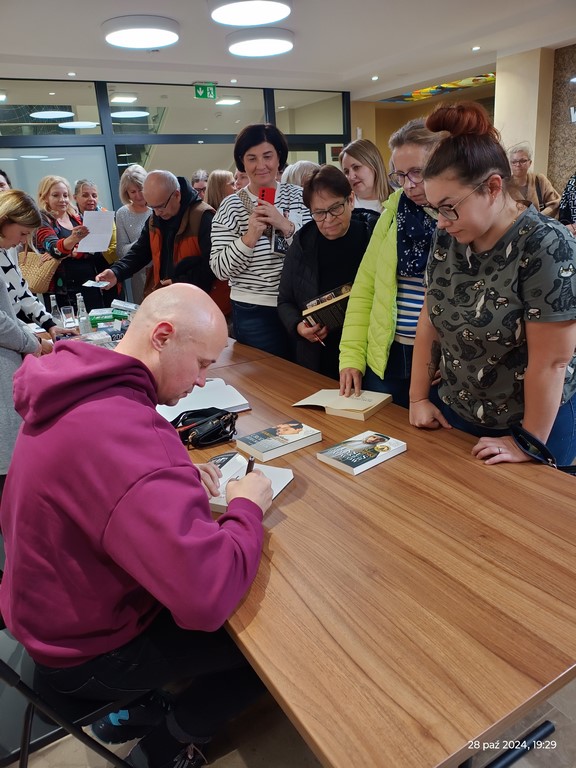 MARCIN MARGIELEWSKI GOŚCIEM WRZESIŃSKIEJ BIBLIOTEKI