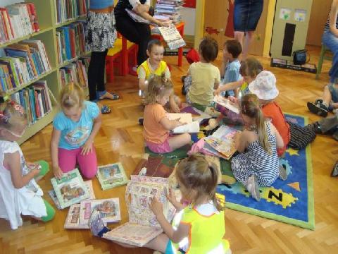 Odwiedziny przedszkolaków z „Tęczowej Chatki” w Bibliotece Publicznej Miasta i Gminy we Wrześni