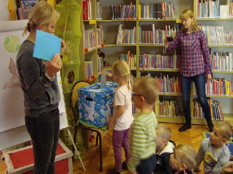 BAJKOWA WRÓŻKA ZAPRASZA DO KRAINY KSIĄŻEK – CZYLI PRZEDSZKOLAK W BIBLIOTECE