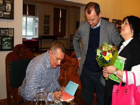 RAFAŁ SZAMBURSKI GOŚCIEM WRZESIŃSKIEJ BIBLIOTEKI