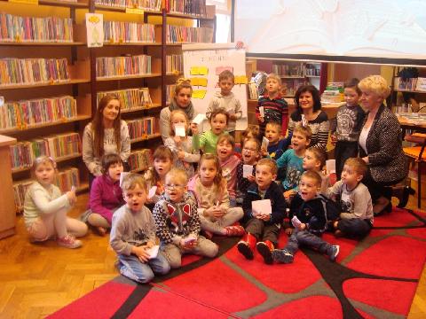 KSIĄŻECZKI KOLOROWE NA PÓŁKACH DO CZYTANIA GOTOWE