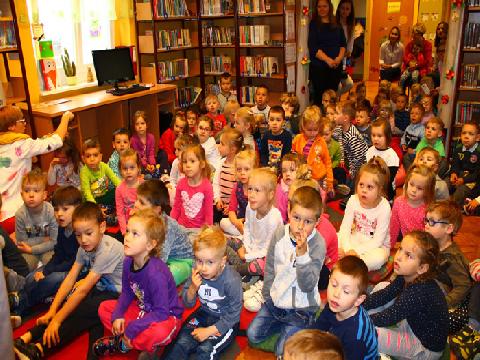 SIŁA WYOBRAŹNI I POTĘŻNA MOC KSIĄŻEK W BIBLIOTECE