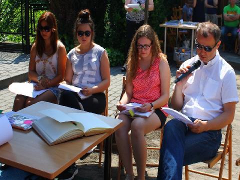 GŁOŚNE CZYTANIE KSIĄŻEK MAŁGORZATY MUSIEROWICZ  WE WRZESIŃSKIEJ BIBLIOTECE