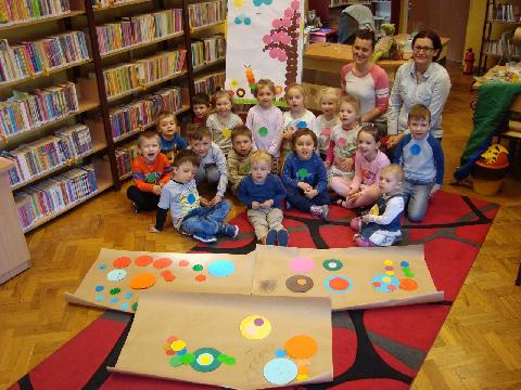 ŚWIAT KROPECZEK W BIBLIOTECE