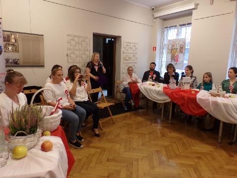 Wspólne czytanie nowel w bibliotece