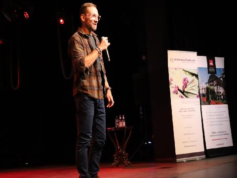 PRZEMYSŁAW KOSSAKOWSKI GOŚCIEM BIBLIOTEKI