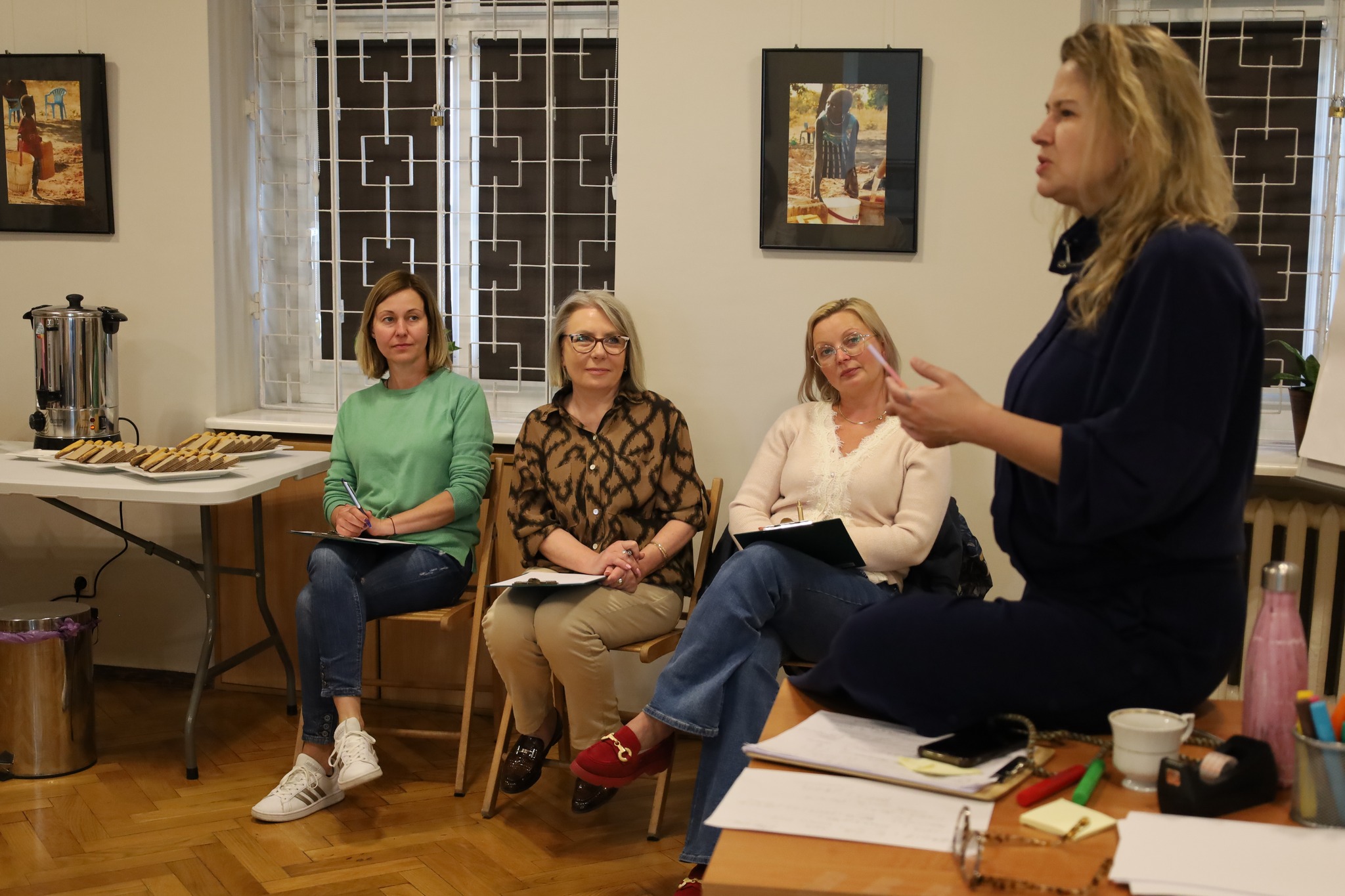 „Emocjonalne BHP bibliotekarza – czyli 360°: od relacji, przez trudne sytuacje, aż po publiczne wystąpienia i dbanie o siebie” pod takim hasłem odbyło się wczorajsze szkolenie dla bibliotekarzy z powiatu wrzesińskiego. 
