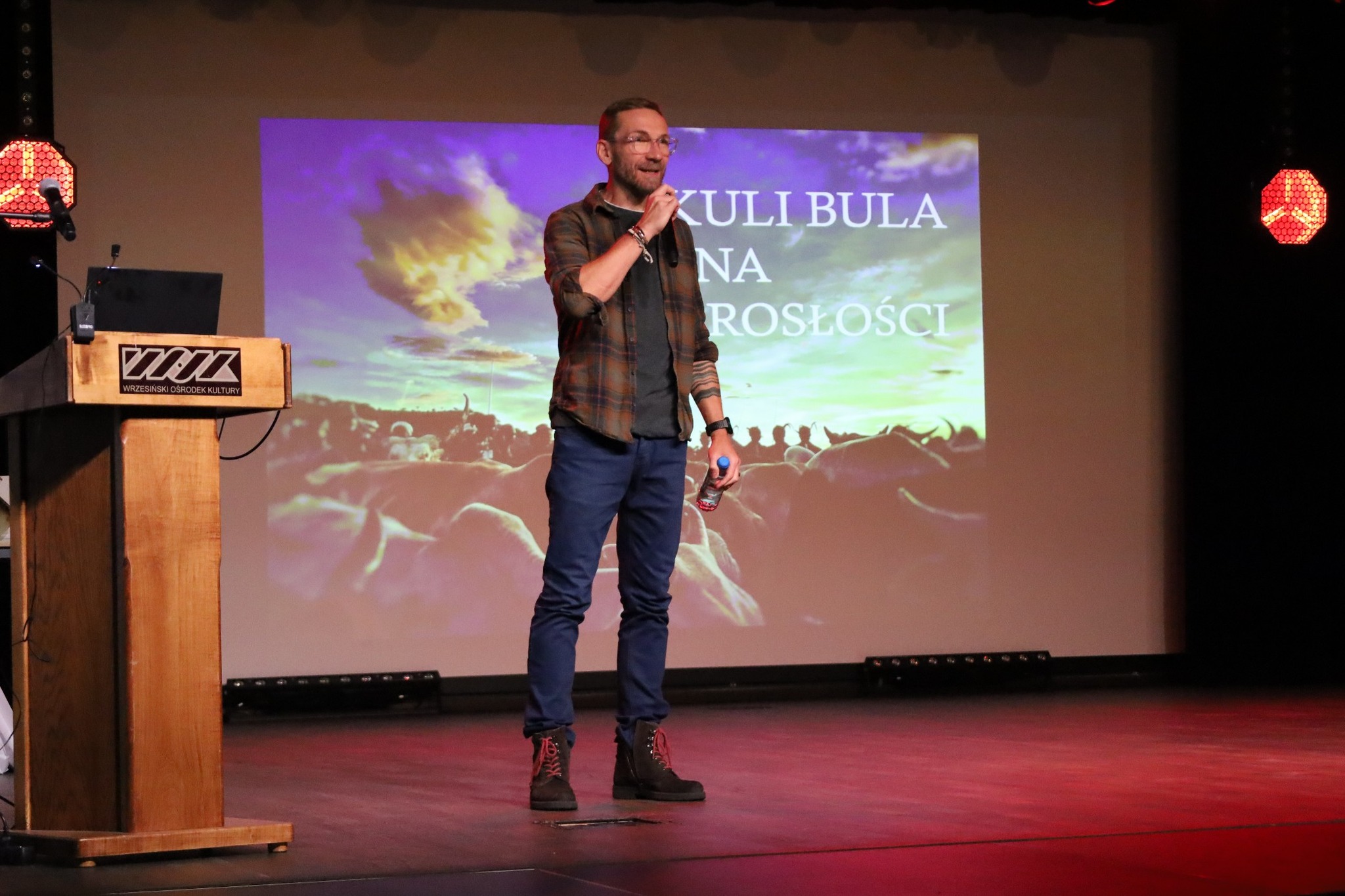 PRZEMYSŁAW KOSSAKOWSKI GOŚCIEM BIBLIOTEKI