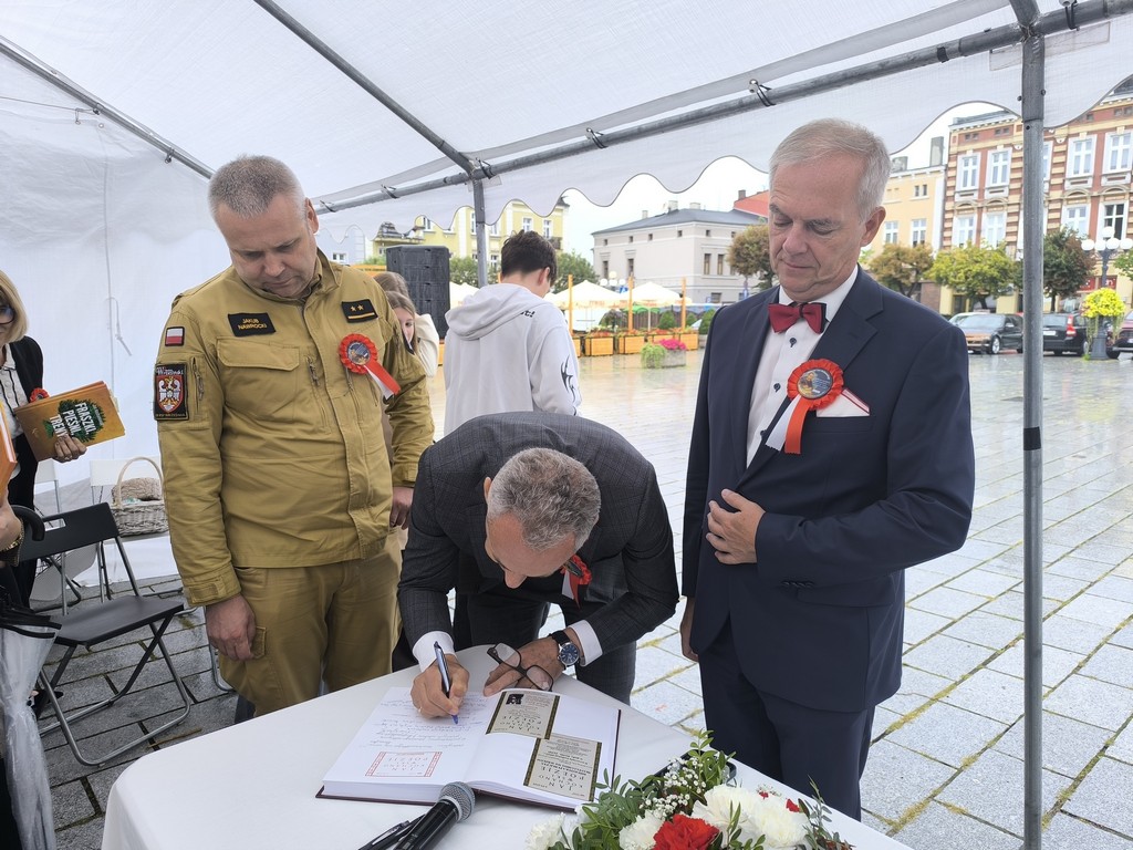 NARODOWE CZYTANIE PRZY DŹWIĘKACH HARFY