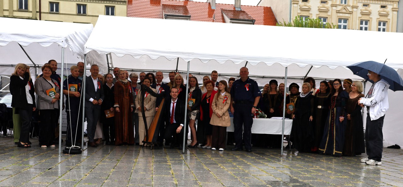 NARODOWE CZYTANIE PRZY DŹWIĘKACH HARFY